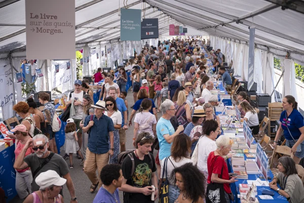 Photo de foule dans une tente dédicace lors de la 17ème édition du Livre sur les quais.