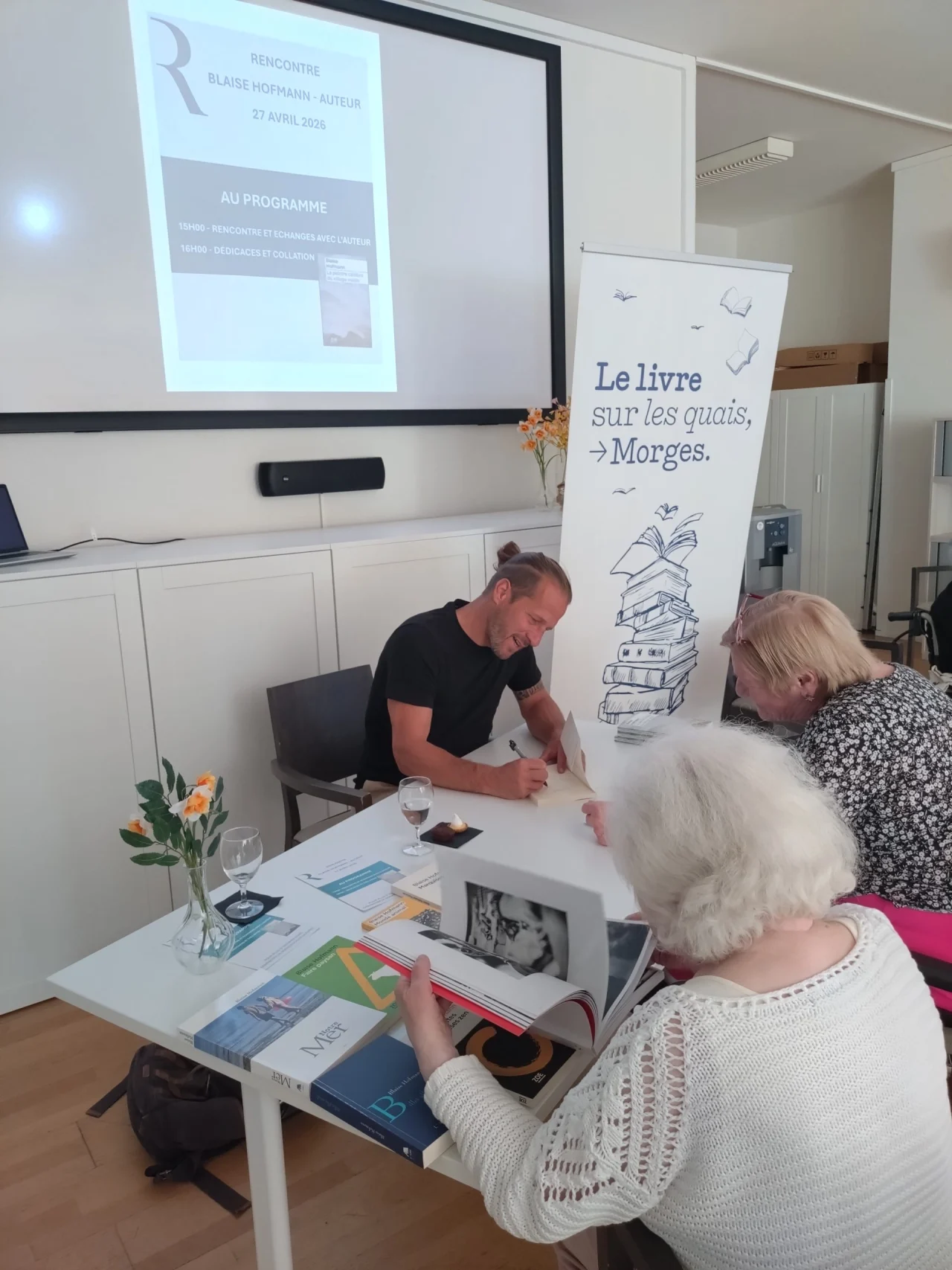 Blaise Hofmann en dédicaces à la fondation La Rozavère.