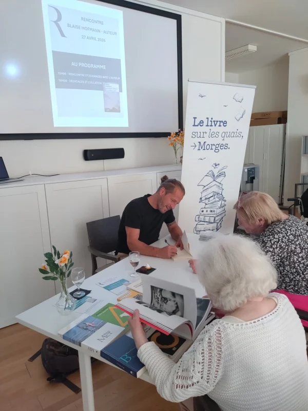 Blaise Hofmann en dédicaces à la fondation La Rozavère.