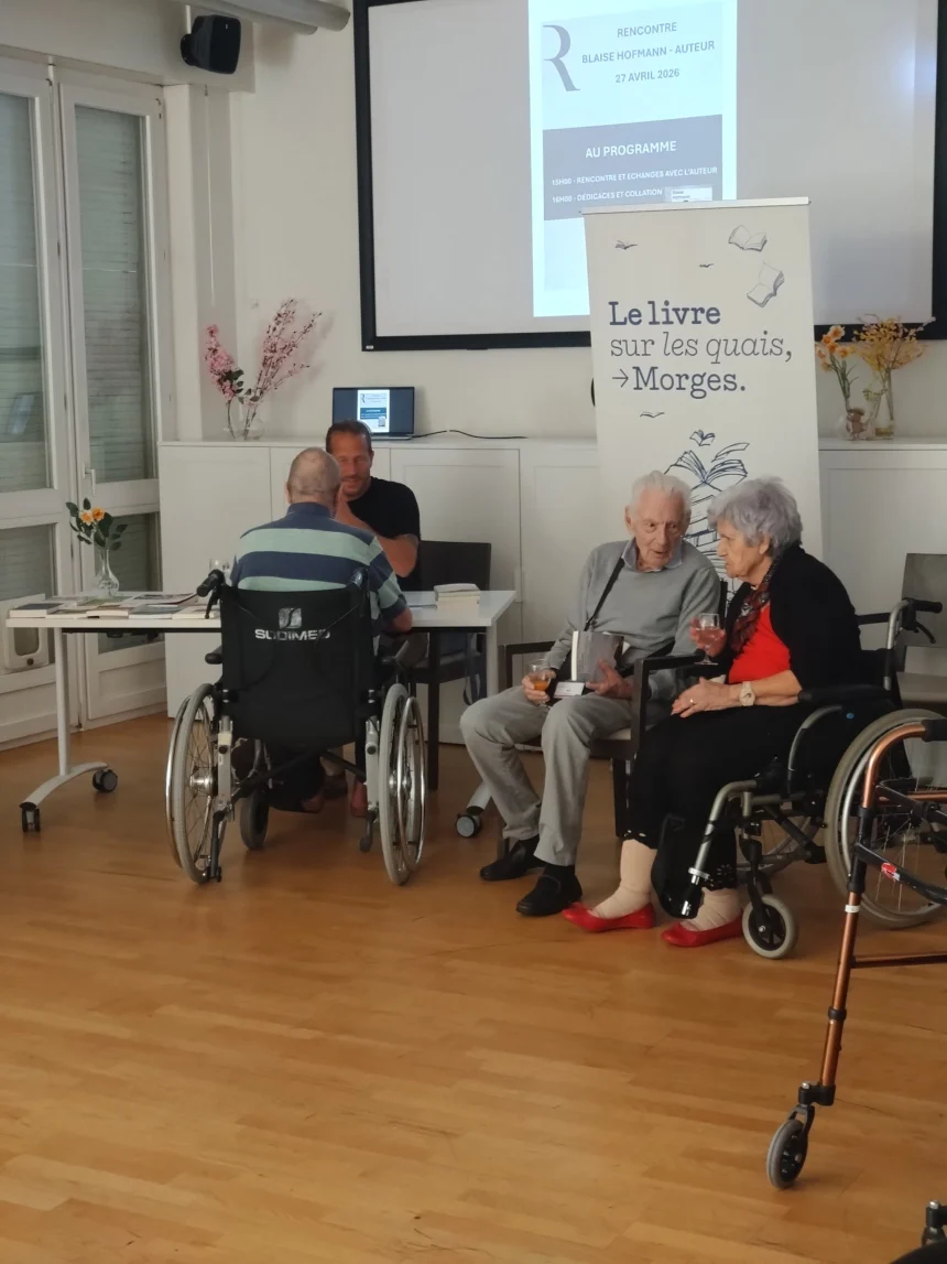 Photo de Blaise Hofmann en compagnie des résident de la fondation La Rozavère.